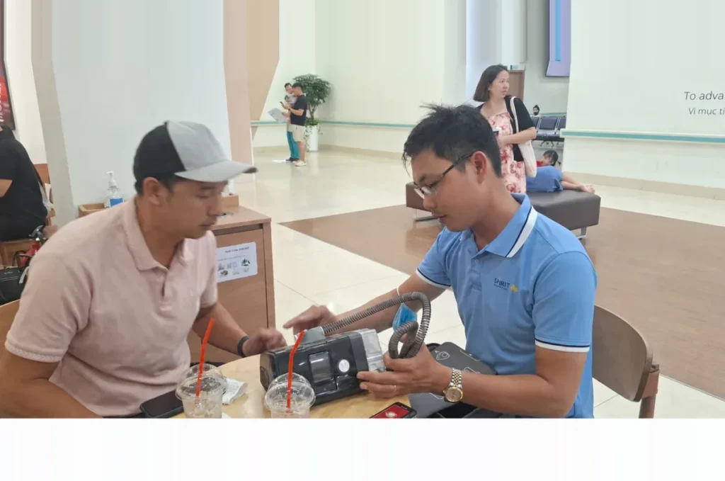Spirit Health Care VN Hướng Dẫn Và Bàn Giao Máy Trợ Thở Cho Người Bệnh